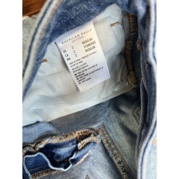 American Eagle Highest Rise Mom Jean Distressed Light Wash Size 2 - Picture 4 of 8